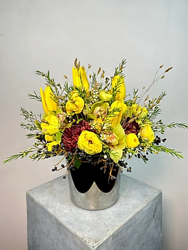 Blane Gümüş Vazoda Sarı Laleler