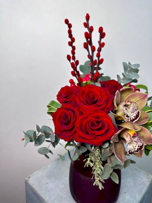 Bordo Vazoda Kırmızı Gül Cymbidium Aranjman