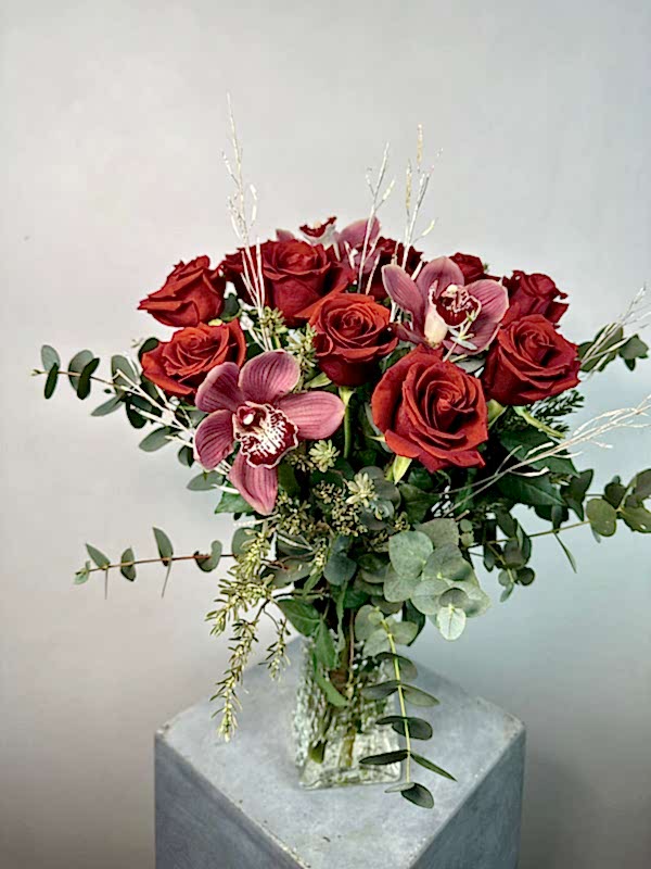 Cherry Spiral Vazoda Kırmızı Güller