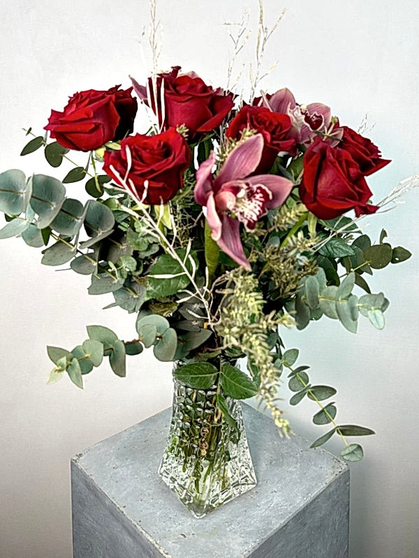 Cherry Spiral Vazoda Kırmızı Güller