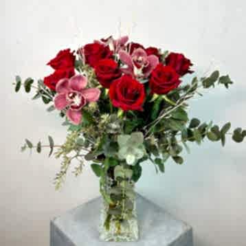 Cherry Spiral Vazoda Kırmızı Güller