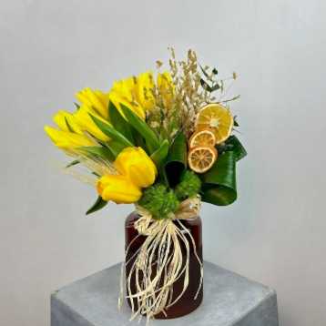 Kahve Cam Vazoda Sarı Laleler