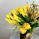 Kahve Cam Vazoda Sarı Laleler