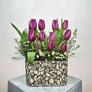 Motifli Taş Vazoda Mor Laleler