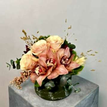 Yeşil Vazoda Somon Güller ve Simbidyum Mini