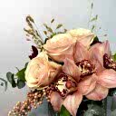 Yeşil Vazoda Somon Güller ve Simbidyum Mini