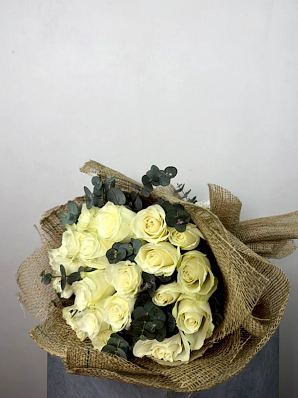 Hasırda Beyaz Güller Buketi
