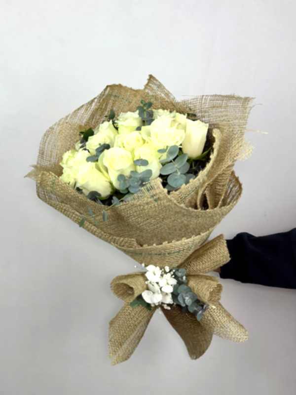 Hasırda Beyaz Güller Buketi