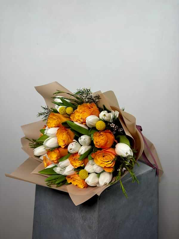 Nerola Turuncu Gül Beyaz Lale Buketi