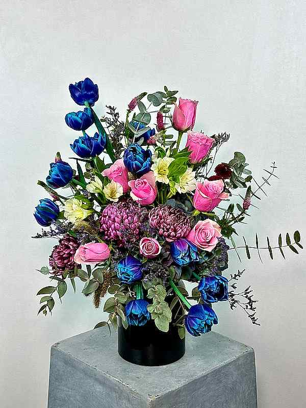 Mishti Cam Vazoda Kozmik Lale Aranjmanı