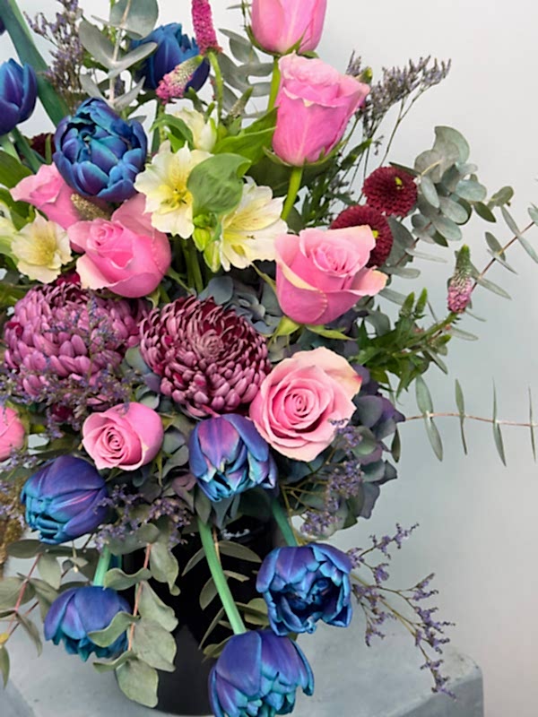 Mishti Cam Vazoda Kozmik Lale Aranjmanı