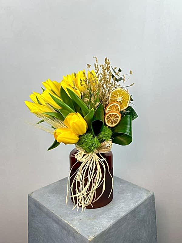 Kahve Cam Vazoda Sarı Laleler