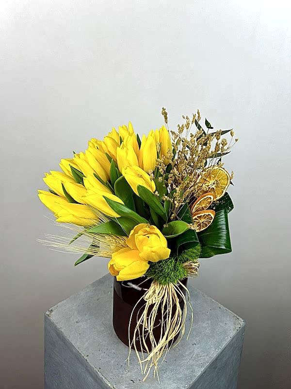 Kahve Cam Vazoda Sarı Laleler