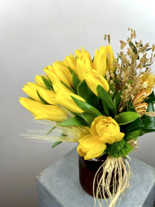 Kahve Cam Vazoda Sarı Laleler