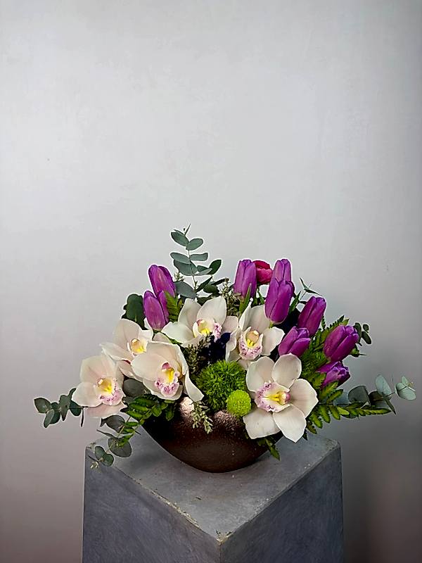 Sepia Kahve Vazoda Mor Laleler ve Simbidyum