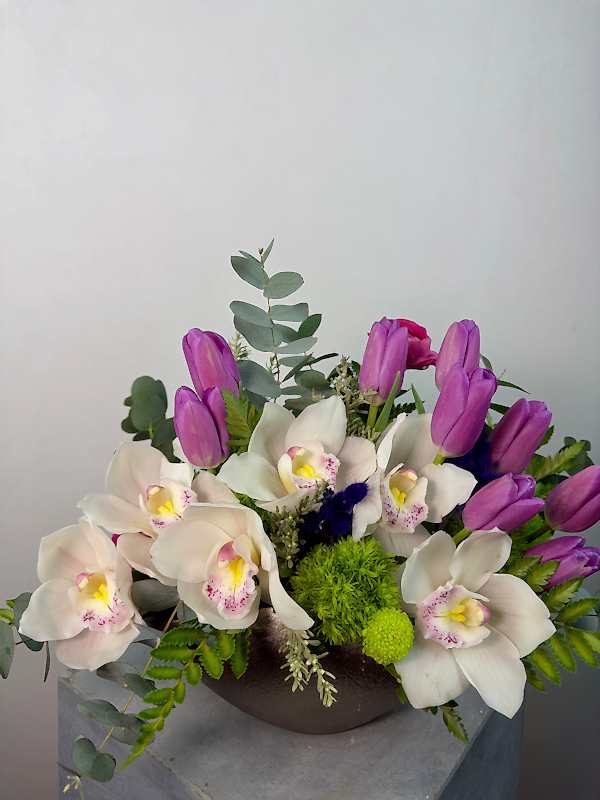 Sepia Kahve Vazoda Mor Laleler ve Simbidyum