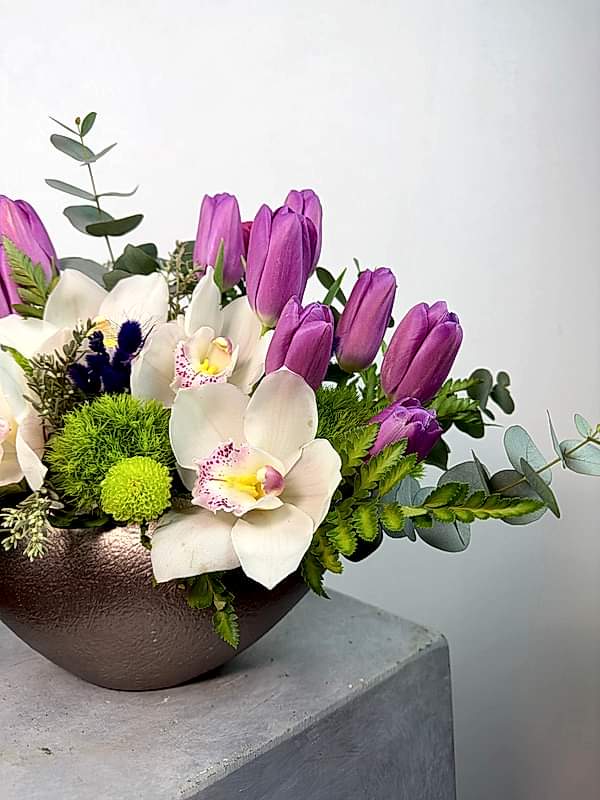 Sepia Kahve Vazoda Mor Laleler ve Simbidyum