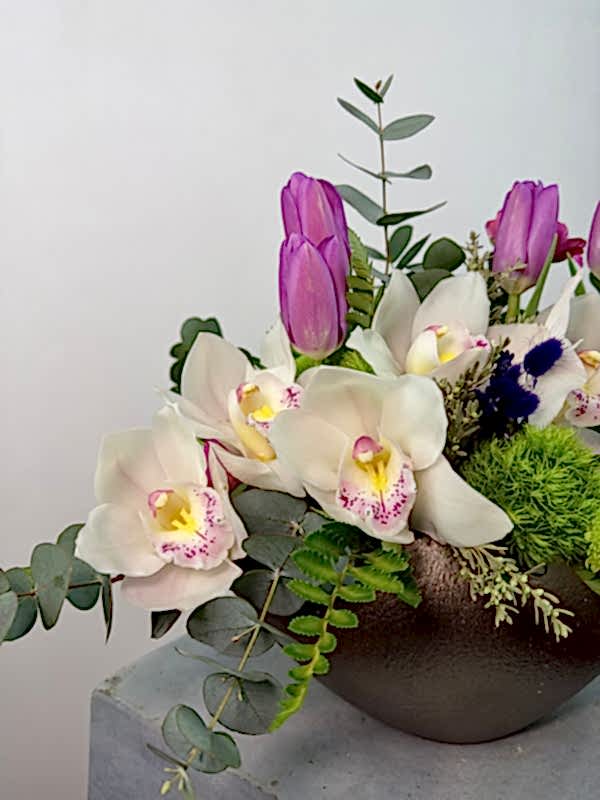 Sepia Kahve Vazoda Mor Laleler ve Simbidyum