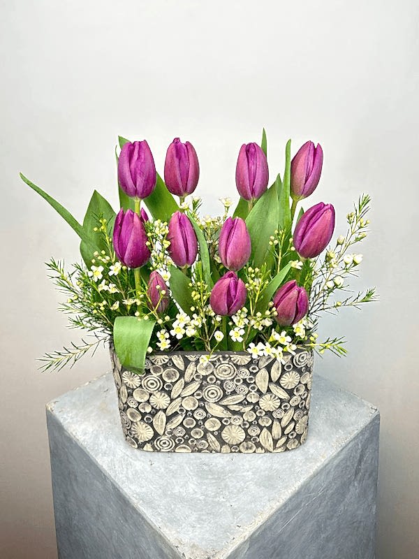 Motifli Taş Vazoda Mor Laleler