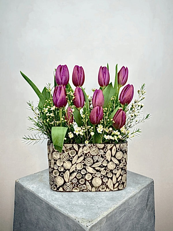 Motifli Taş Vazoda Mor Laleler