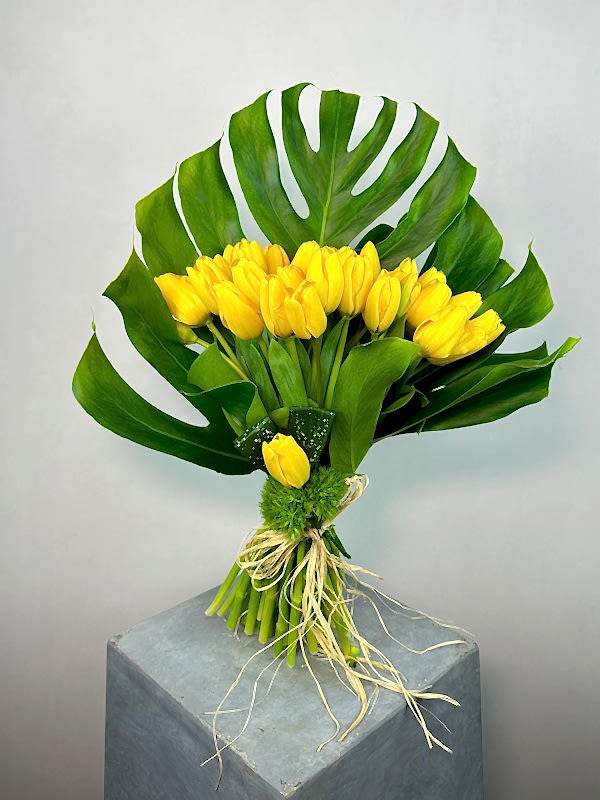 Sarı Laleler ve Monstera Buketi