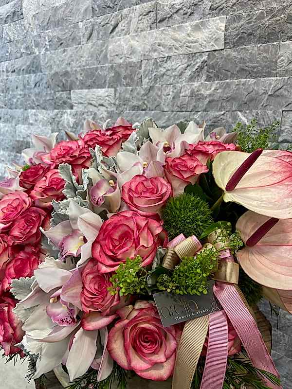 Dolce Seramik Vazoda Güller ve Simbidyum Aranjman