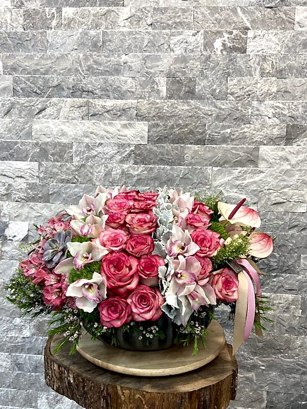 Dolce Seramik Vazoda Güller ve Simbidyum Aranjman