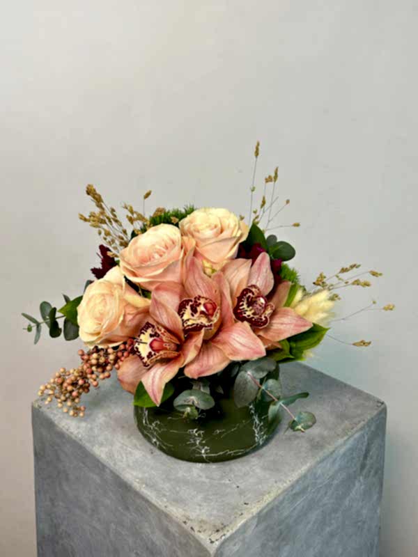 Yeşil Vazoda Somon Güller ve Simbidyum Mini