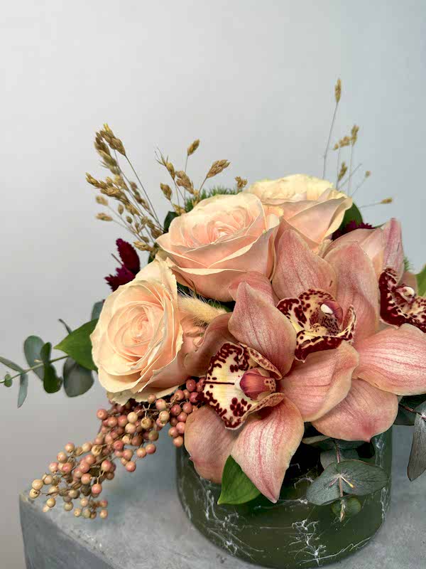 Yeşil Vazoda Somon Güller ve Simbidyum Mini