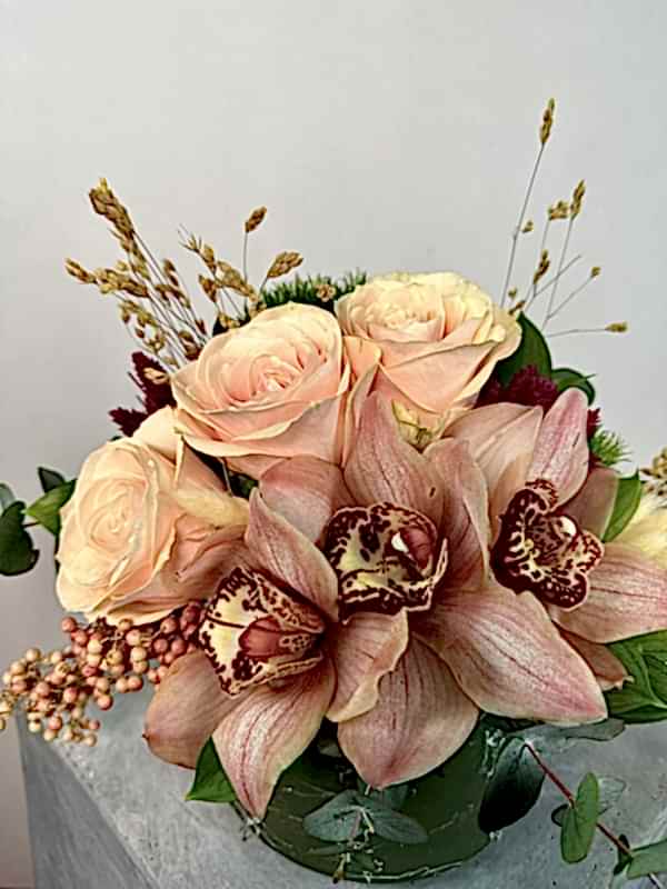 Yeşil Vazoda Somon Güller ve Simbidyum Mini