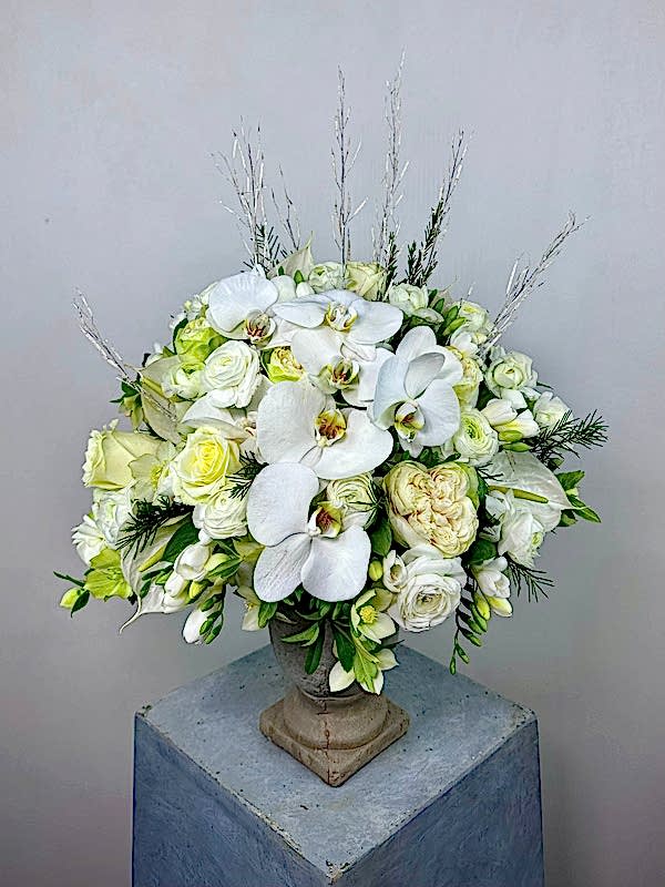 Albus Taş Vazoda Beyaz Gül Orkide Aranjmanı