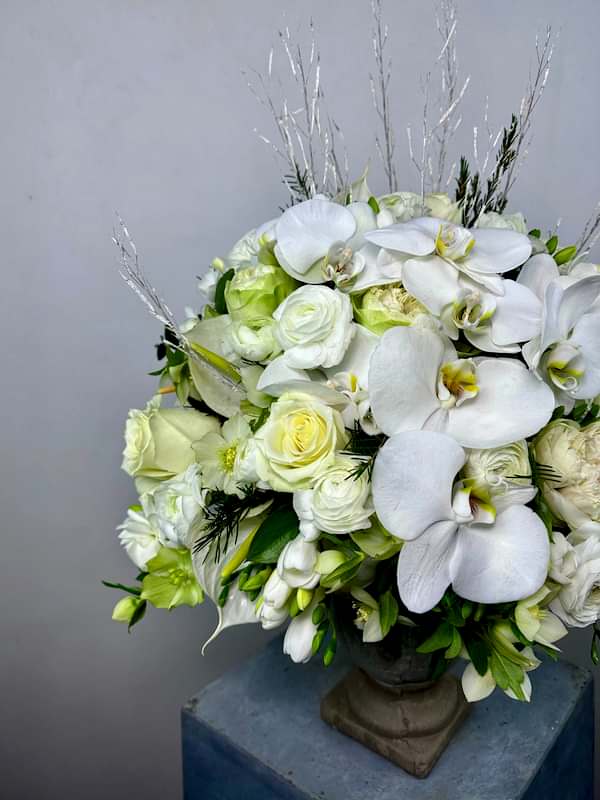 Albus Taş Vazoda Beyaz Gül Orkide Aranjmanı