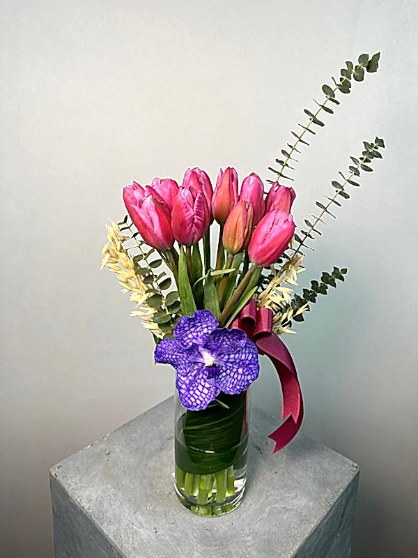 Vazoda Pembe Laleler ve Vanda