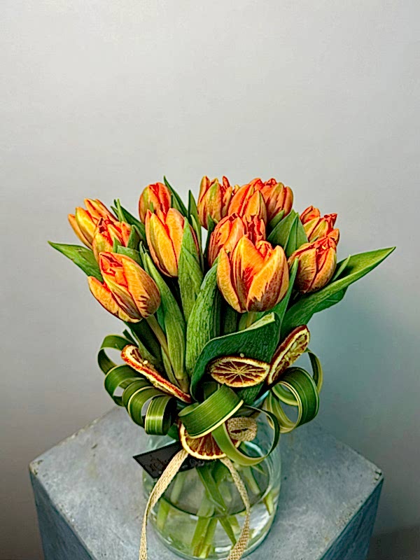 Cam Vazoda Turuncu Laleler