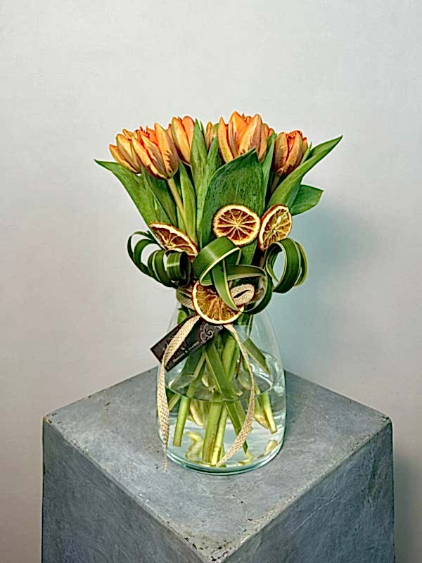 Cam Vazoda Turuncu Laleler